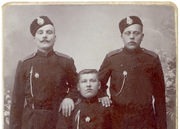 Тесть Василия Ивановича, Федор Михайлович Михайлов (крайний справа), с сослуживцами. Погиб во время Первой мировой войны