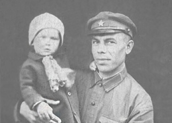Герман Иванович Лобачев с сыном Константином в 1935 году