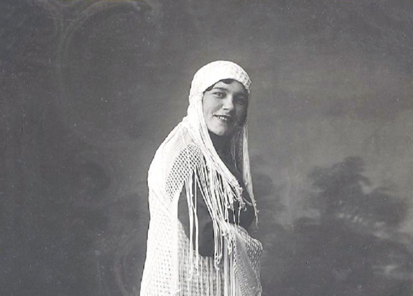 Тот самый персидский платок... Супруга Германа Ивановича Лобачева, Елена Прокофьевна, перед родами старшего сына в 1934 году