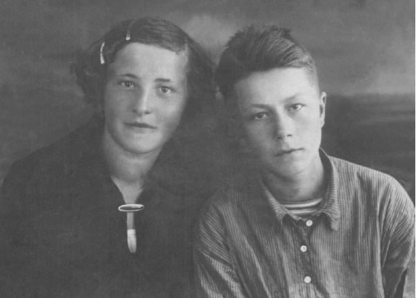 Петр Ганичев с подругой. 1938 г.