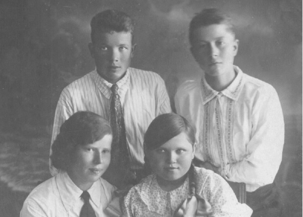 Петр Ганичев (справа) с товарищами. Лето 1939 г.