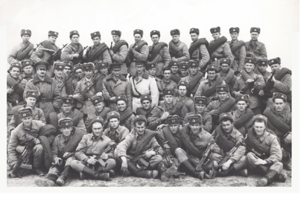 Роман Карачевцев (второй ряд сверху, пятый справа) с сослуживцами перед отправкой в Афганистан