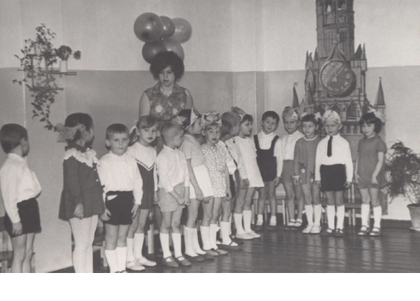 Рома Карачевцев (пятый справа) в дошкольные годы