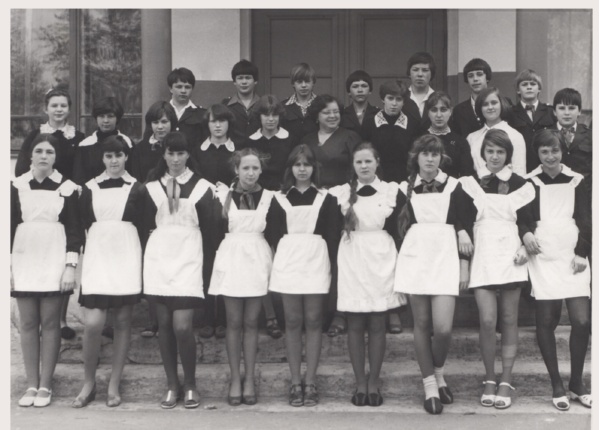 Роман Карачевцев (второй справа в верхнем ряду) с одноклассниками школы №3 г. Новгорода