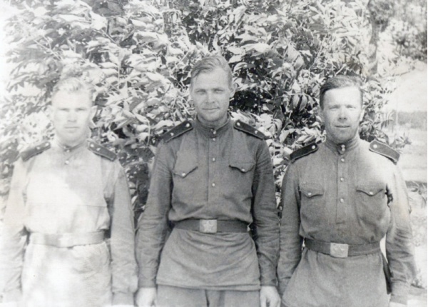 Николай Григорьевич Покашников (крайний справа) с однополчанами. Фото военных лет