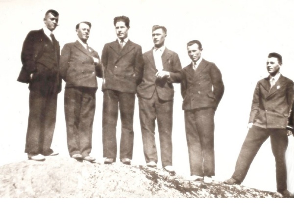 Тимофей Васильевич Дегтярев (второй справа) с учителями школы в Андомском Погосте. 1936 г.