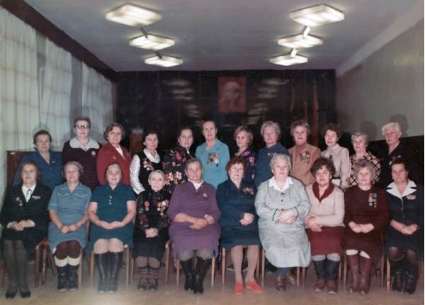 Мария Васильевна Дегтярева (в центре во втором ряду) с другими заслуженными ветеранами ТТС. Ноябрь 1986 г.