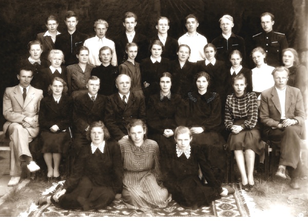 Тимофей Васильевич Дегтярев (крайний слева во втором ряду). Школа, послевоенный выпуск