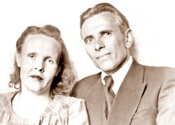 Тимофей Васильевич и Мария Васильевна Дегтяревы. Новгород, июль 1951 г.