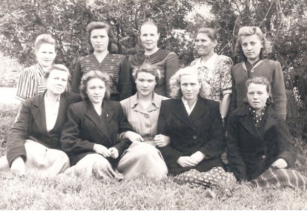 Мария Васильевна Дегтярева (в центре во втором ряду) с коллегами – связистками. 31 октября 1955 г.