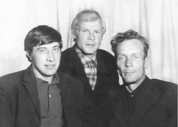 Михаил Федорович Виноградов (справа) с сыном Виктором (в центре). 1970-е гг.
