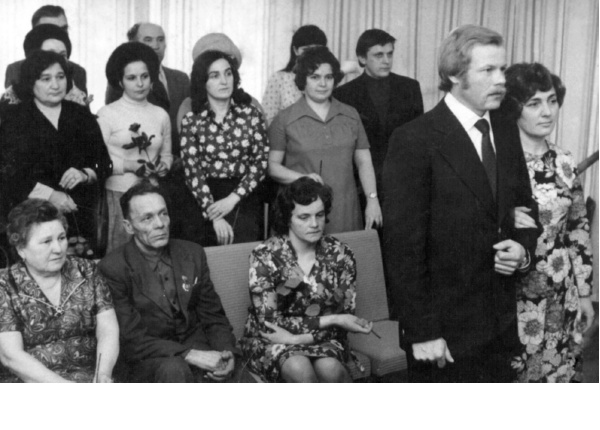 Михаил Федорович Виноградов (сидит слева) на свадьбе у старшего сына Виктора (рядом с Михаилом Федоровичем его дочь Любовь). 1980-е гг.