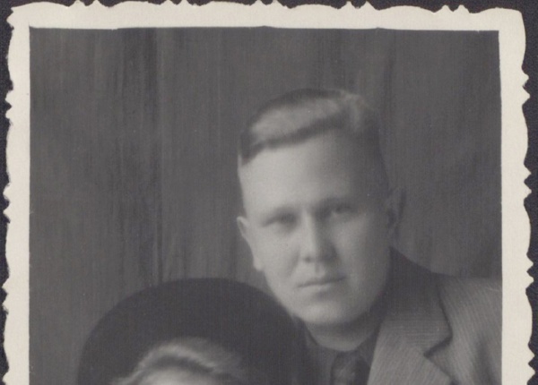 Анатолий Петрович Прокофьев с подругой детства Юлей Самойловой. Новгород, 1 июня 1950 года