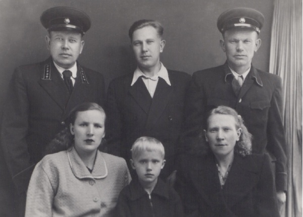 Второй ряд слева направо: Николай Петрович Прокофьев, Анатолий Петрович Прокофьев, Федор Иванович Иванов. Фото 3 мая 1953 года