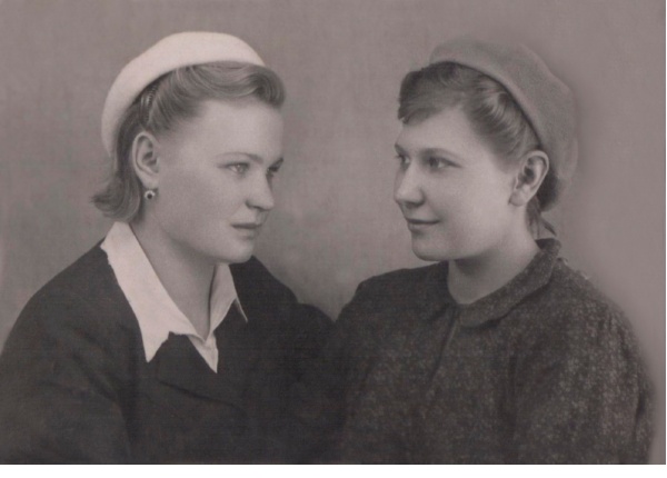 Лидия Алексеевна (слева) с подругой. До призыва