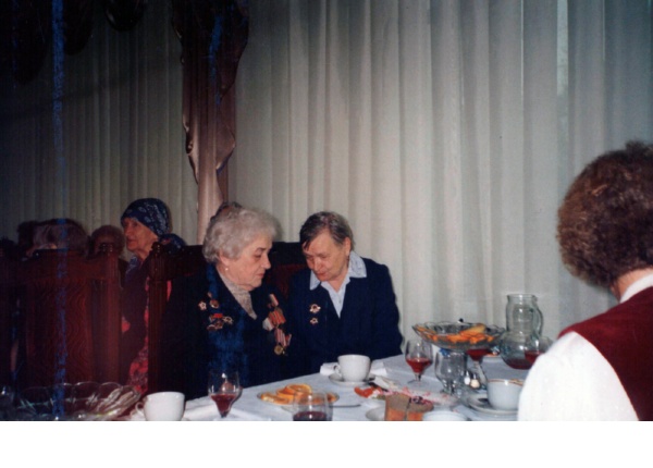 Лидия Алексеевна (справа) и Зинаида Васильевна Митрофанова (была председателем Совета ветеранов) во время празднования Дня Победы. Новгород, 15.06.2003 г.