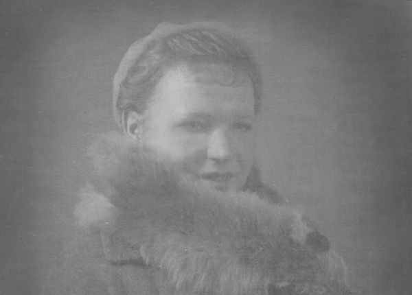 Лидия Алексеевна. Москва, 30.04.1943 г. На обратной стороне фото написано: «На память брату Леониду от сестренки Лидии»