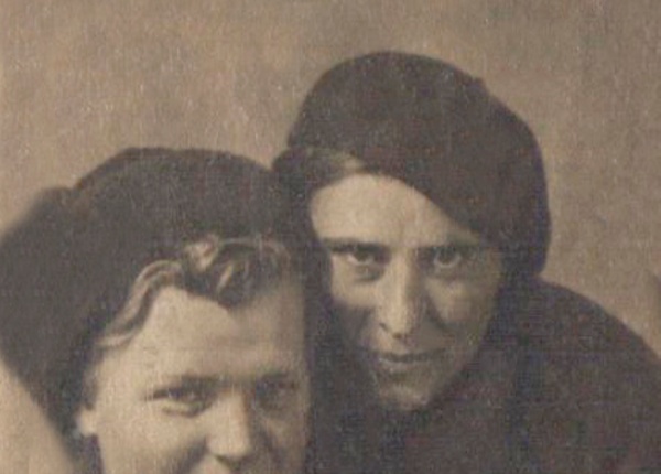 Лидия Алексеевна (слева) с подругой. Москва, 12.03.1943 г. На обратной стороне фото написано: «На память Наденьке от Лиды»