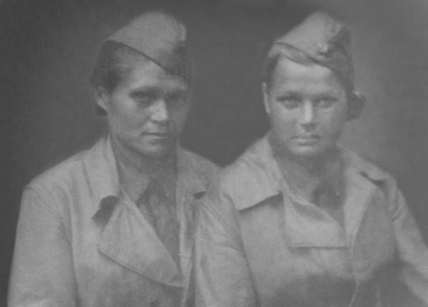 Лидия Алексеевна с подругой по службе. Москва, 25.07.1942 г. На обратной стороне фото написано: «На память родным от Лиды и Маруси»
