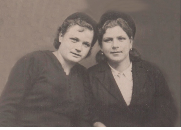 Лидия Алексеевна (слева) с подругой. Румыния, 20.09.1944 г.