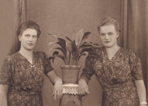Лидия Алексеевна (справа) с подругой. Румыния, 1945 г.