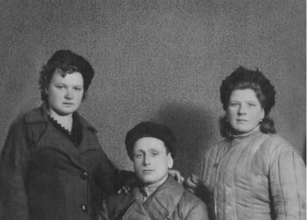 Лидия Алексеевна (слева) с сослуживцами. Румыния, 1945 г.