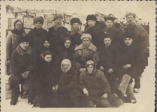 Лидия Алексеевна (сидит слева в первом ряду) с коллегами по работе. Лесоторговый склад. Новгород, 28.02.1950 г.