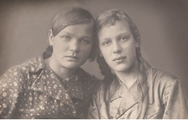 Лидия Алексеевна (слева) с подругой детства Юлией Вараксиной. Довоенное фото