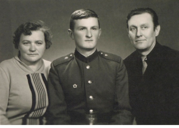 Лидия Алексеевна с сыном Олегом и мужем Василием Николаевичем