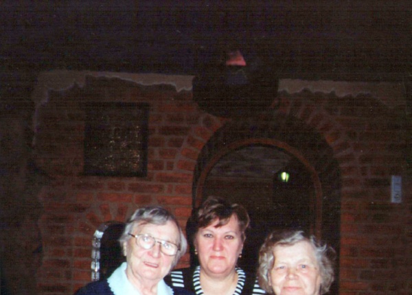Лидия Алексеевна (слева) с дочерью Эльвирой и Зинаидой Николаевной Фокиной во время празднования Дня Победы. Новгород, 2010 г.