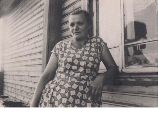 Лидия Алексеевна около своего дома. Середина 1950-х гг.