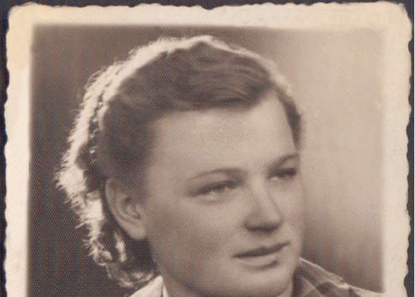 Лидия Алексеевна. Румыния, 5.01.1945 г. На обратной стороне фото написано: «Дарю дорогой мамочке от дочери Лидии»