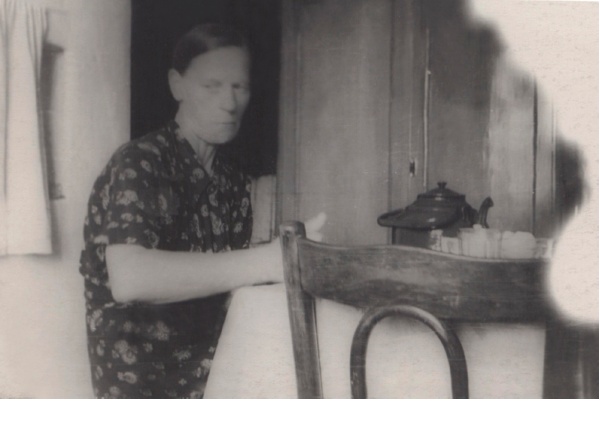 Наталья Алексеевна Савицкая у себя дома. Новгород, кон. 1950-х. гг.