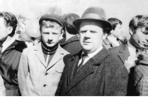 Владимир Андреевич Коткин с сыном Андреем на Первомае. Фото 1973-74 годов
