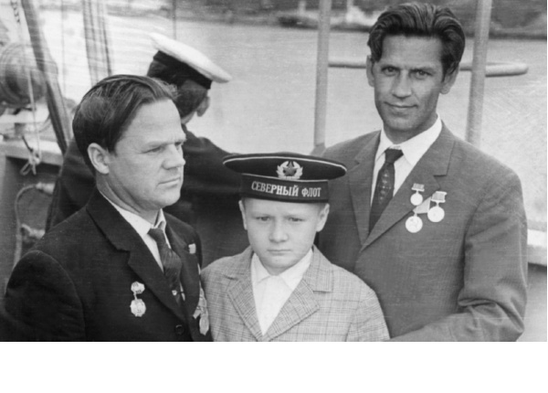 Владимир Андреевич Коткин (слева) в Мурманске с сыном Андреем и Валентином Кузнецовым (коллегой по новгородскому заводу «Волна»). Июль 1971 года