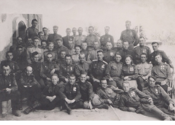 Лидия Сергеевна Малахова (в центре в третьем ряду) с однополчанами 50-й отдельной Ордена Красной звезды роты связи. Сразу после Великой Отечественной войны, г. Ораниенбург (Германия)