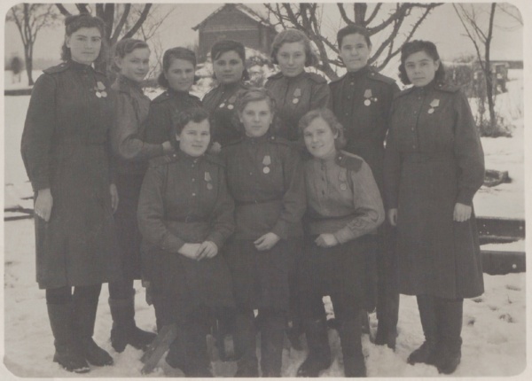 Лидия Сергеевна Малахова (крайняя справа) с однополчанами в годы Великой Отечественной войны