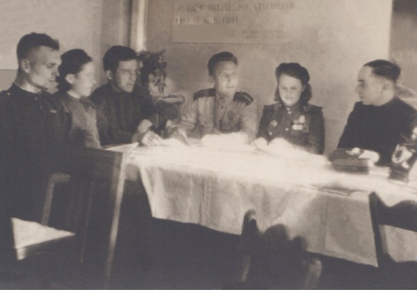 Лидия Сергеевна Малахова (вторая слева) с телеграфистами. Фото периода Великой Отечественной войны