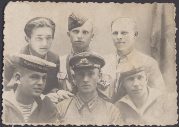 Николай Иванович Козлов (справа) с сослуживцами. Фото начала 1940-х гг.