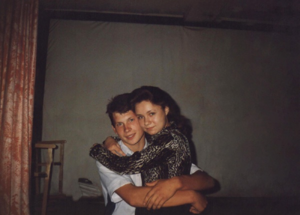 С девушкой Олей. Фото из семейного архива. Передано мамой для публикации на сайте ant53.ru в рамках партнерского проекта «Код памяти».