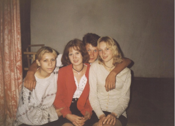 С подругами. Фото из семейного архива. Передано мамой для публикации на сайте ant53.ru в рамках партнерского проекта «Код памяти».