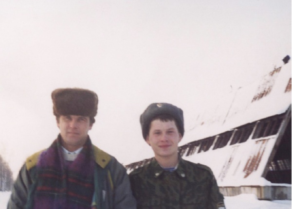 С дядей Александром. Фото из семейного архива. Передано мамой для публикации на сайте ant53.ru в рамках партнерского проекта «Код памяти».