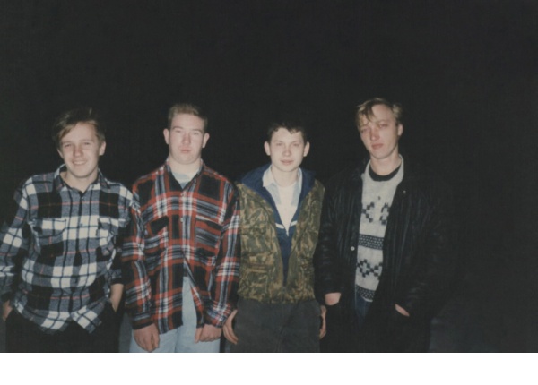 Дмитрий (второй справа) с друзьями. Фото из семейного архива. Передано мамой для публикации на сайте ant53.ru в рамках партнерского проекта «Код памяти».