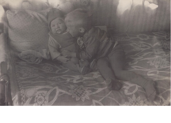Коля (слева) с братом Сергеем. Фото из семейного архива. Передано мамой для публикации на сайте ant53.ru.