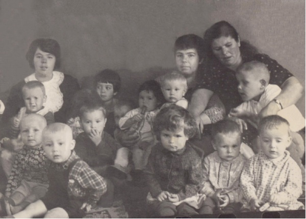 Детский сад. Коля во 2-м ряду, первый слева. Фото из семейного архива. Передано мамой для публикации на сайте ant53.ru.