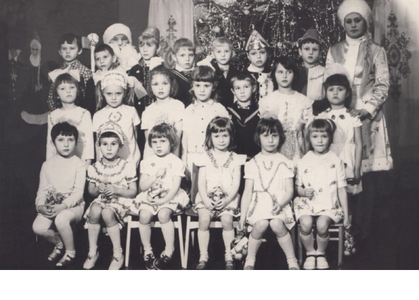 В детском саду на елке. Коля в среднем ряду, единственный мальчик. Фото из семейного архива. Передано мамой для публикации на сайте ant53.ru.