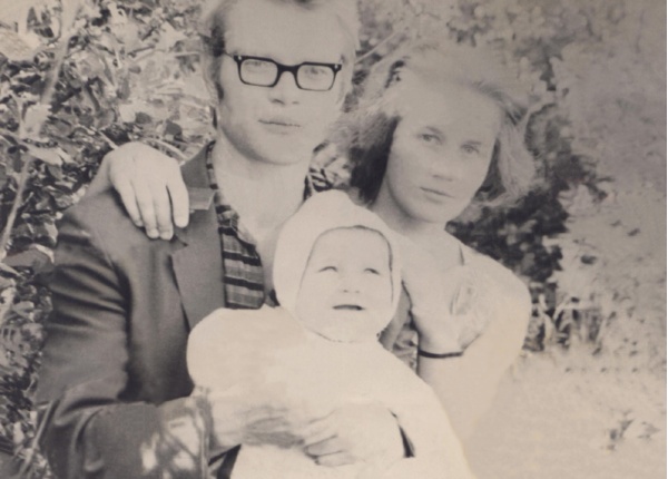 Коля с родителями. Фото из семейного архива. Передано мамой для публикации на сайте ant53.ru.