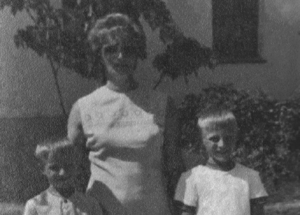 Коля (слева) с мамой и братом на параде в г. Холм. Фото из семейного архива. Передано мамой для публикации на сайте ant53.ru.