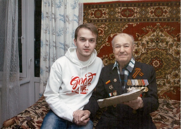 Николай Григорьевич Курзаков с волонтером - студентом новгородского техникума. Фото 2013/14 гг.