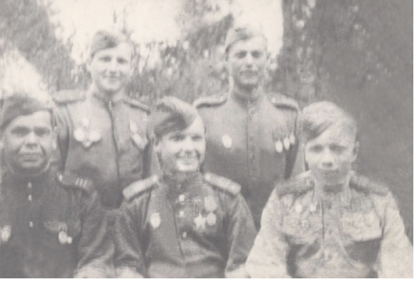 Николай Григорьевич Курзаков (в центре) со взводом. Фото военных лет (1943-44 гг.)